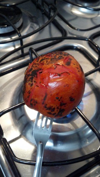 Pelando o tomate na boca do fogão - Receita de Viagem