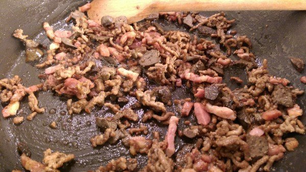 Preparango ragu com bacon e fígado - Receita de Viagem