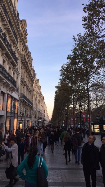 Champs Elysées no domingo pós-atentados