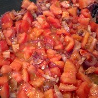 Refogando o tomate com cebola e bacon – Receita de Viagem