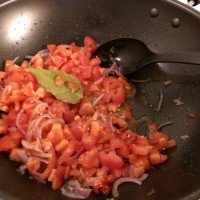 Refogando tomate para Piperade – Receita de Viagem