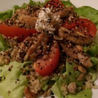 salada-de-quinoa-com-tomate-e-granola-receita-de-viagem