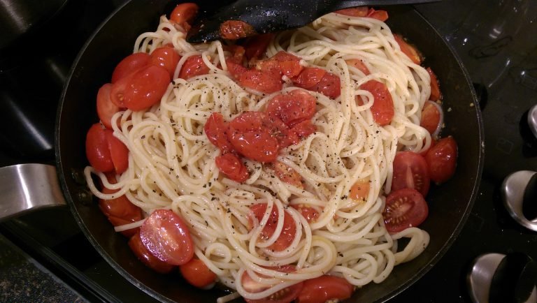 Como Fazer Macarrão Ao Molho De Tomate Cereja | Receita De Viagem